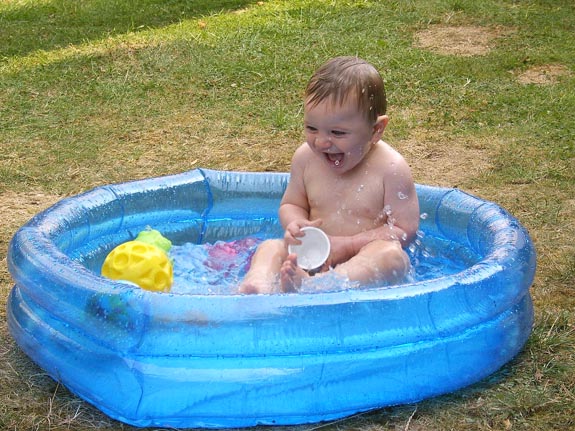 [Having a splashing time!]